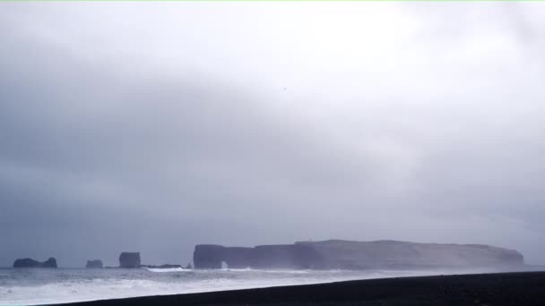 Timelapse de una vista en Basalt Cliff, Black Beach — Vídeos de Stock