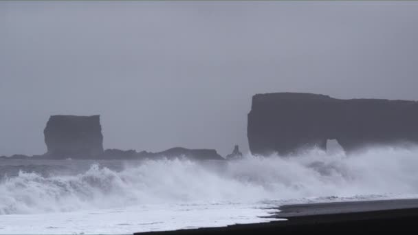 Sisli görünümü büyük dalgaları, İzlanda — Stok video