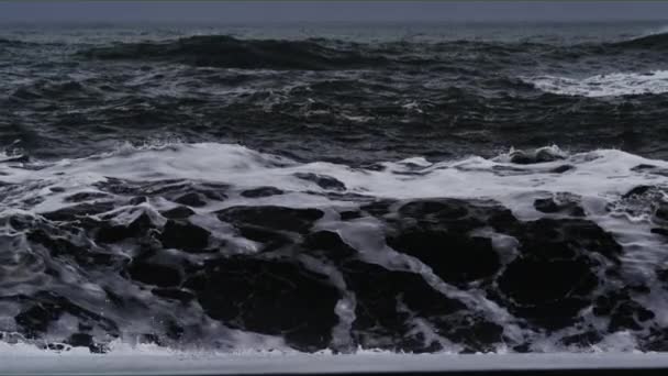 在黑海滩的波浪的看法, 冰岛 — 图库视频影像