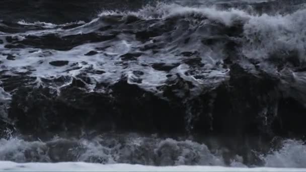 黑海滩上的巨浪 — 图库视频影像