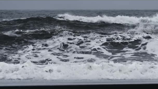 Uma vista de perto do oceano ondulado — Vídeo de Stock