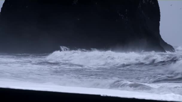 海浪在玄武岩中破碎 — 图库视频影像