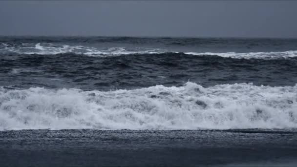 Grote golven op het strand zwart — Stockvideo