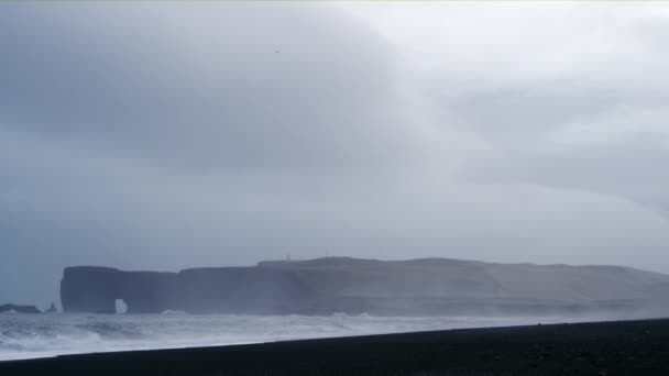 Roca basáltica en un océano tormentoso — Vídeos de Stock