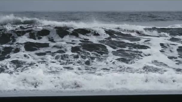 Olas y espuma marina en Black Beach — Vídeos de Stock