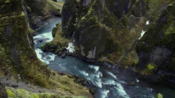 冰岛的一条流动的山溪和山景观的景色 — 图库视频影像