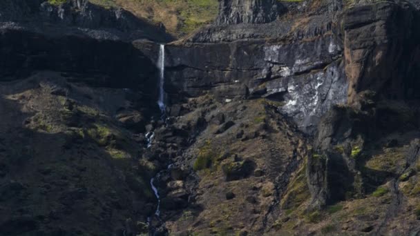 Imagen Vista Perfecta Fja Rargljufur Con Cascada Montaña Casas Islandia — Vídeo de stock