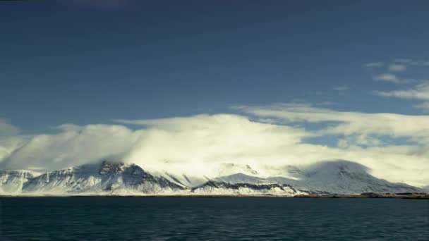Великий хмари над льодовику гори — стокове відео