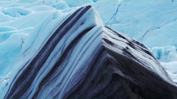 Vista da Montanha com Tampa de Neve na Lagoa Glaciar — Vídeo de Stock