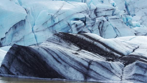 Utsikt över det snöklädda berget på Glacier Lagoon — Stockvideo