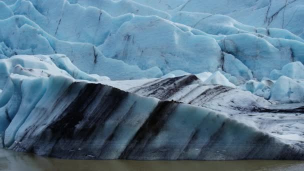 Подання великий льодовик на воді — стокове відео