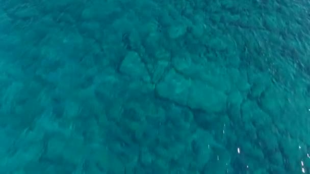清澈的蓝色大海和别墅 — 图库视频影像