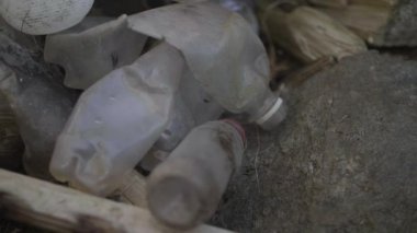 İşte belli ki plastik çevresindeki kirletici görebileceğiniz bir klip