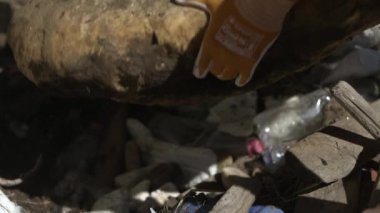 Bu aslında ne ele geçen hazine yerine sadece Plastik vardır ne dersin gösterir