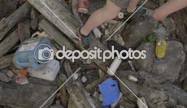Yardım diğerleri plastik ve yeniden doğuş için yeni ve sürdürülebilir bir yer veren driftwoods alanından temiz güzel bir Bayan Freya bitkileri ve Doğum, bu video tanrıçası olarak gösterir.