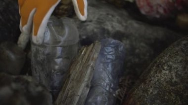 Buzlu bir atış soldan sağa plastik atık gösterilen dağınık.