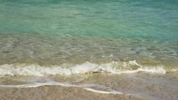 Sereno Metraje Olas Que Regresan Orilla Desde Playa Cristalina Cuba — Vídeo de stock