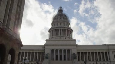 Capitol binası ile binanın üzerinden geçerken bulutlar üzerinde hareket timelapse.