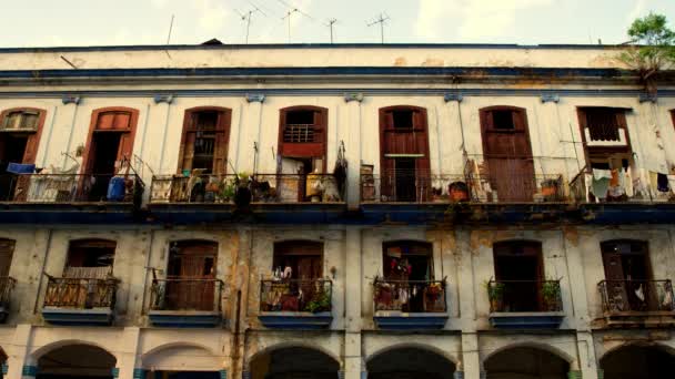 在古巴哈瓦那老城的公寓露台上进行时光流逝 — 图库视频影像