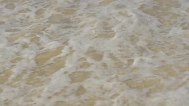 slo-mo hızlandırmak yakın görünümünü dalga yavaş yavaş geri kıyıya.