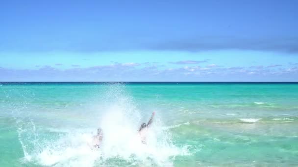 Pareja Corriendo Playa Disparo Constante — Vídeo de stock