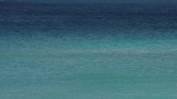 Gestage Schot Strand Terwijl Haar Tint Van Blauw Groen Turquoise — Stockvideo