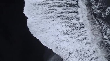 Sabit hava atış sonra yavaş bir closeup desteklemek için denizden dalgaların.