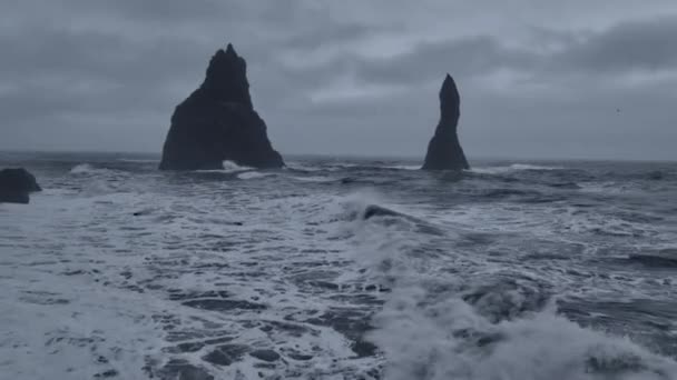 从冰岛地平线上的柱子平移视野 — 图库视频影像