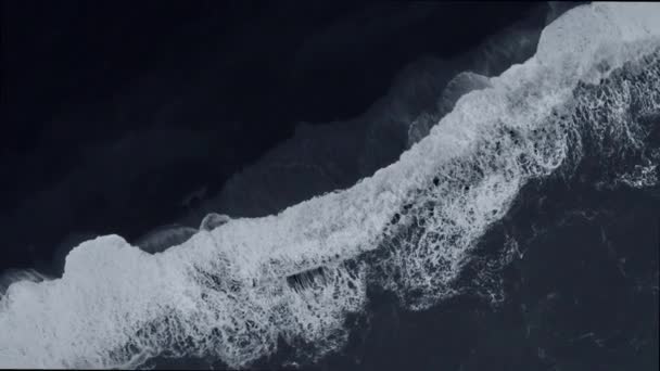 海岸に達する Reynisfjara の波の空中ショット — ストック動画