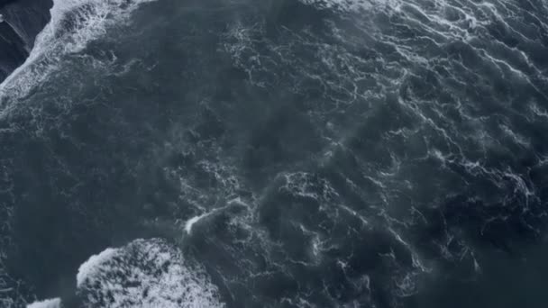 Vue Aérienne Des Vagues Précipitant Vers Rivage Sable Noir Des — Video