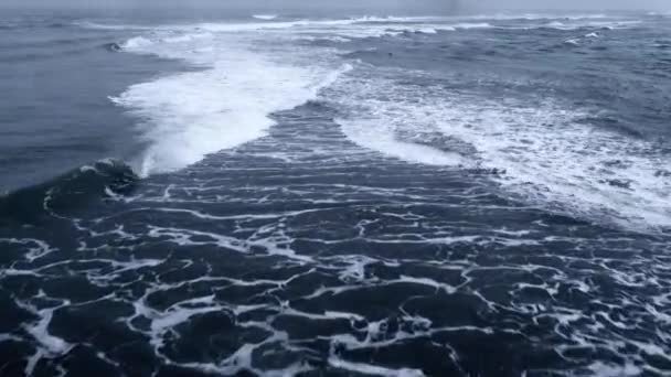 Seguimiento Través Toma Aérea Contorno Olas Mientras Apresura Orilla — Vídeo de stock