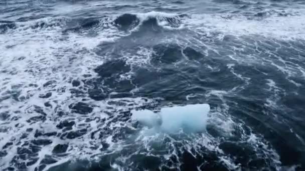 Prise Vue Focalisée Iceberg Puis Survole Mer — Video