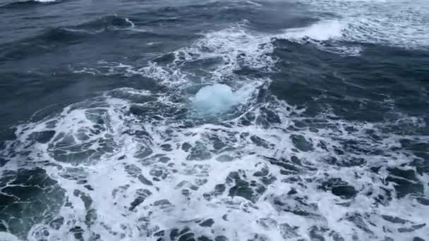 Центральный Снимок Одного Плавающего Айсберга — стоковое видео