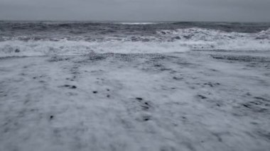 Dalgaların kıyıya acele ortalanmış vurdu.