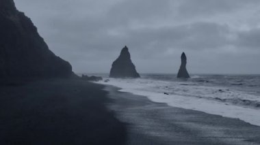 Bazalt sütunlar görüntüleri olarak kıyıya dalgalar sürekli acele geri daha iyi zoom.