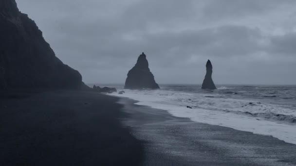 Better Zoom Footage Basalt Pillars Waves Continously Rushing Back Shore — Stock Video