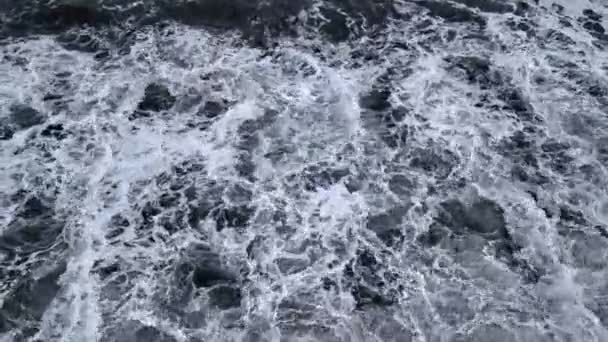 Wellen treffen sich am Ufer — Stockvideo