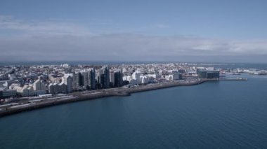 Reykjavik şehir inanılmaz bir bakış. Atış sağ köşesinde bir Reykjavic'ın ünlü mimari yapıların ve İzlanda Symhony Orkestrası, Harpa ev görebilirsiniz