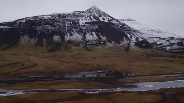 Tiro Aéreo Enfocado Lado Una Montaña Color Negro — Vídeo de stock