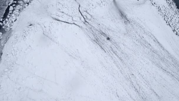 Eine Erstaunliche Luftaufnahme Des Schwarzen Sandstrandes Von Reynisfjara Während Die — Stockvideo