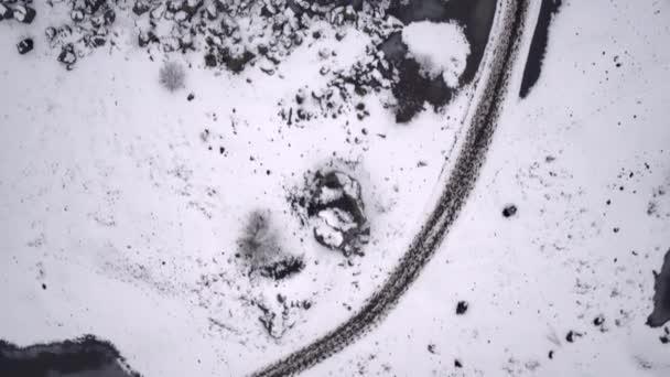 Volare Oltre Sentiero Mostrando Enorme Terreno Elevato Con Rocce Circostanti — Video Stock