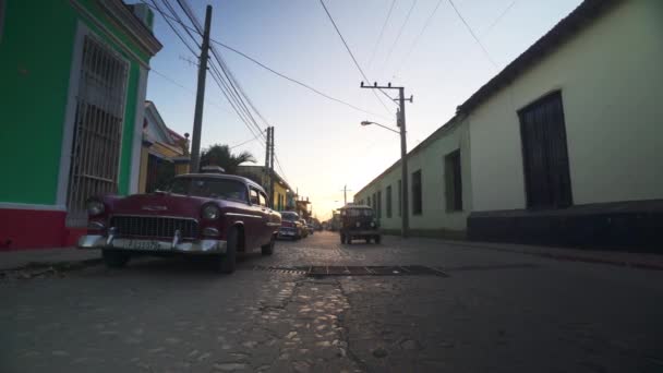 ビニャーレス キューバ ジープ道を通り過ぎると通りの通常のショット 太陽の設定 — ストック動画