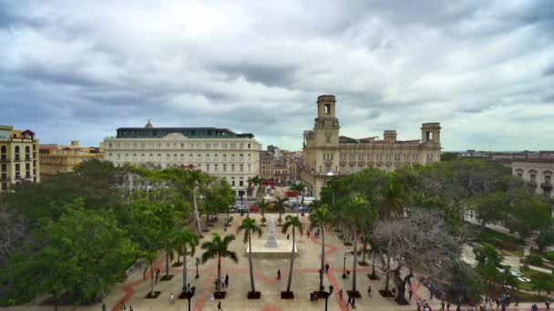 Timelapse Κίνηση Ένα Πάρκο Στην Κούβα Ενώ Ντόπιοι Είναι Περπάτημα — Αρχείο Βίντεο