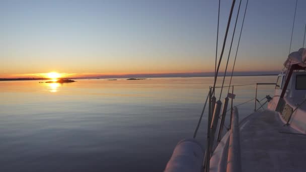 在船上深深拍摄的日落在地平线上 — 图库视频影像