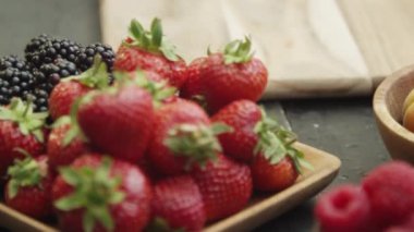 Sığ Dof üzerinde masaya hazırlanan çilek.