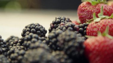 Çilek ve diğer meyveler masanın üzerine hazırlanan içinde görme duyusuyla ilgili vınlamak.