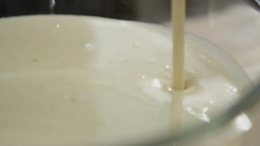 Döktü gözleme Mix kabın içinde atış zoom.