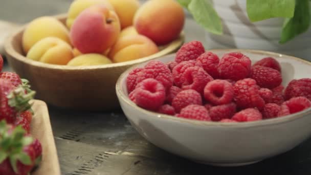 Flache Dose Auf Verschiedenen Beeren Auf Schüsseln Auf Dem Tisch — Stockvideo