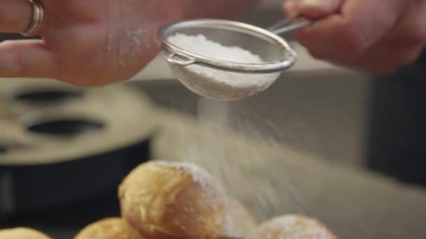 Ondiepe Dof Suiker Van Banketbakkers Gezeefd Bovenop Zelfgemaakte Muffins — Stockvideo