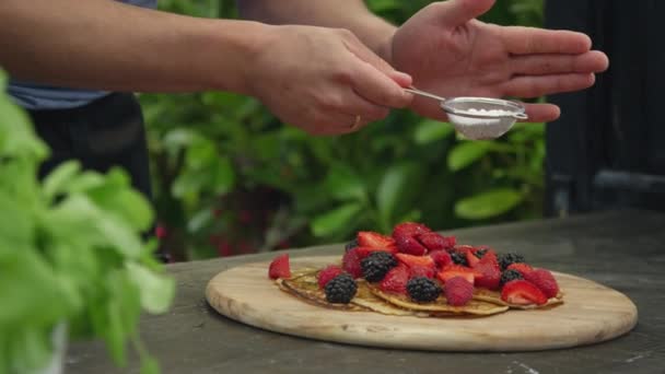 在煎饼和浆果上筛选的糖果糖上的浅 Dof — 图库视频影像